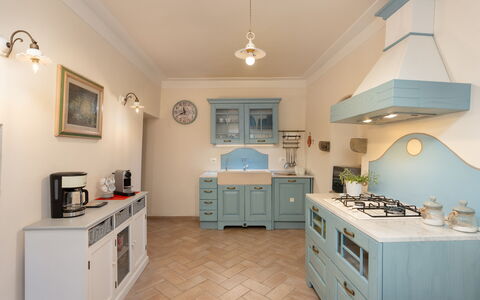 Villa Il Nido: Cabinetry, Eigendom, Meubilair, Countertop, Blauw, Lade, Hout, Fotolijst, Keuken, Verlichting