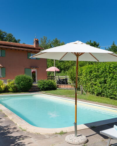 Villa Il Nido: Water, Fabriek, Lucht, Eigendom, Gebouw, Azure, Schaduw, Zwembad, Boom, Land Lot
