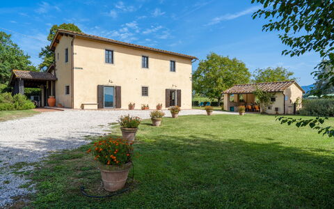 Villa La Collina: Fabriek, Lucht, Wolk, Gebouw, Venster, Boom, Bloempot, Huis, Land Lot, Deur