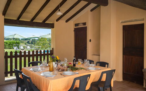 Villa La Collina: Tafel, Meubilair, Eigendom, Tableware, Gebouw, Stoel, Interieur Ontwerp, Hout, Verlichting, Tafelkleed