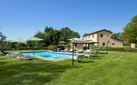 Villa La Collina: Lucht, Fabriek, Water, Eigendom, Gebouw, Boom, Zwembad, Venster, Schaduw, Buitenmeubels