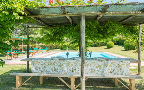 Villa Le Volte: Canopy, Pergola, Meubilair, Plantkunde, Gras, Paviljoen, Schaduw, Tafel, Boom, Tuin