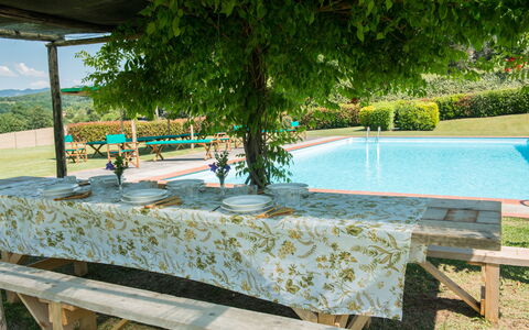 Villa Le Volte: Zwembad, Eigendom, Vakantie, Vrije Tijd, Boom, Toevlucht, Huis, Onroerend Goed, Tafel, Landschap