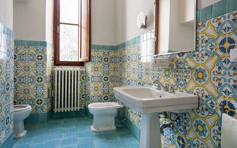 Villa Le Volte: Badkamer, Kamer, Tegel, Eigendom, Blauw, Verdieping, Interieur Ontwerp, Muur, Ceramic, Architectuur