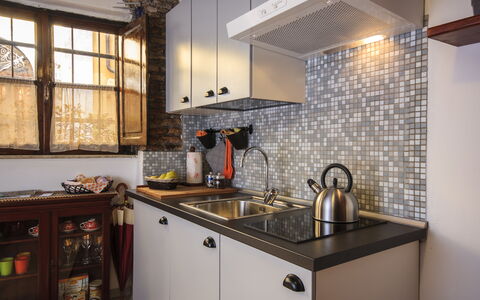 Diamonds & Rust: Countertop, Kamer, Eigendom, Cabinetry, Keuken, Tegel, Meubilair, Interieur Ontwerp, Gebouw, Plafond