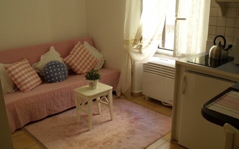 Studio Moremi': Tafel, Meubilair, Eigendom, Bankstel, Venster, Fabriek, Gebouw, Kamerplant, Hout, Comfort