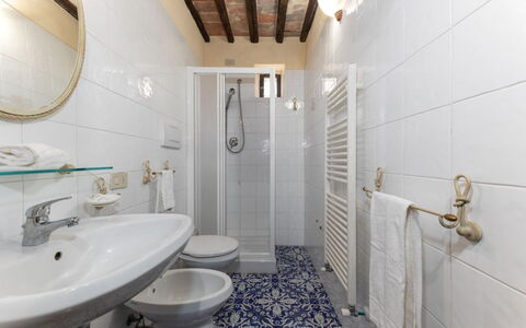 San Martino: Flooring, Verdieping, Interieur Ontwerp, Kamer, Deur, Plafond, Badkamer, Loodgieterswerkinrichting, Tegel