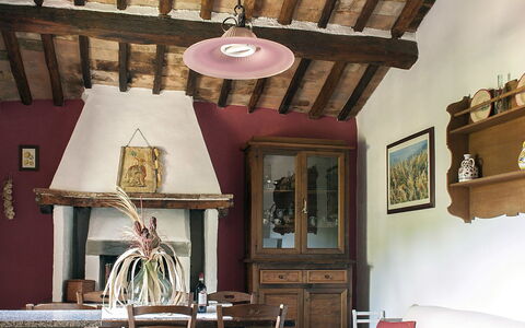 Agriturismo Paterno: Kamer, Plafond, Woonkamer, Meubilair, Eigendom, Interieur Ontwerp, Straal, Gebouw, Zolder, Huis