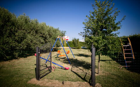 Case Sant'anna: Natuur, Boom, Openbare Ruimte, Lucht, Speelplaats, Woody Plant, Gras, Fabriek, Recreatie, Speeltoestel
