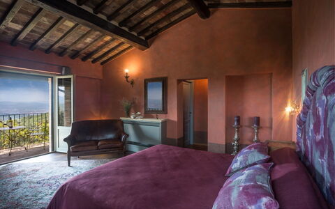 Villa Mandorlo: Slaapkamer, Kamer, Eigendom, Bed, Gebouw, Meubilair, Huis, Interieur Ontwerp, Laken, Onroerend Goed