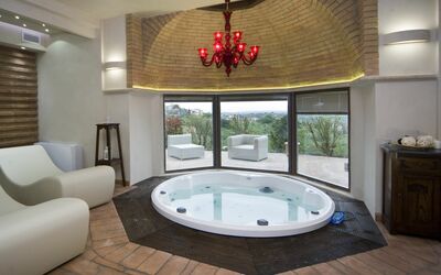 Poggio Di Montedoro: Bad, Kamer, Eigendom, Interieur Ontwerp, Badkamer, Jacuzzi, Gebouw, Huis, Huis, Zwembad