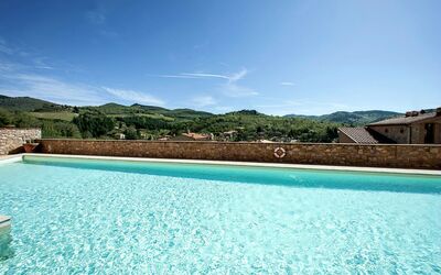 Gaiole Suites: Water, Lucht, Fabriek, Watervoorraden, Wolk, Blauw, Rechthoek, Natuurlijk Landschap, Zwembad