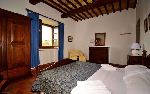 Rocche Di Valiano: Meubilair, Bed, Slaapkamer, Interieur Ontwerp, Kamer, Flooring, Laken, Verdieping, Huis, Bed Frame