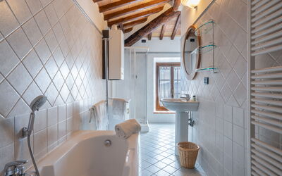 rocche-di-valiano-chianti-castelnuovo-berardenga-glicine-bathroom