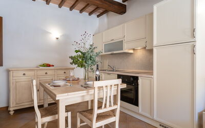 Gaiole Apartment 15: Countertop, Cabinetry, Meubilair, Tafel, Keuken, Hout, Interieur Ontwerp, Flooring, Verdieping