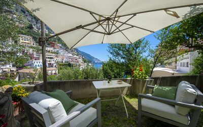 Villa Deli, In Positano, Sea View, Ac: Fabriek, Meubilair, Eigendom, Tafel, Plantengemeenschap, Bloempot, Gebouw, Schaduw, Buitenmeubels, Lucht