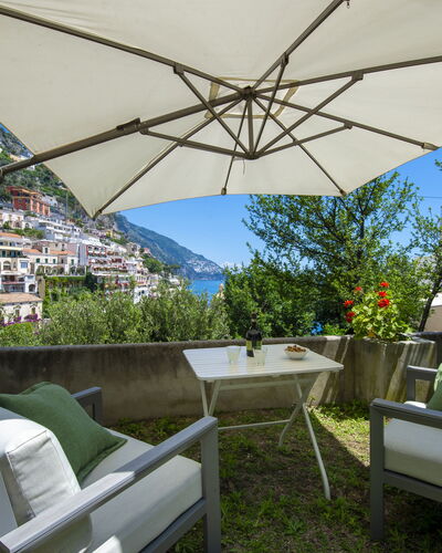 Villa Deli, In Positano, Sea View, Ac: Fabriek, Meubilair, Eigendom, Tafel, Plantengemeenschap, Bloempot, Gebouw, Schaduw, Buitenmeubels, Lucht