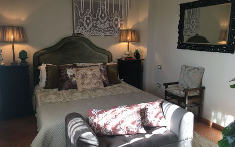 Villa Barbara: Groen, Kamer, Verlichting, Interieur Ontwerp, Bed, Eigendom, Huis, Muur, Meubilair, Textiel