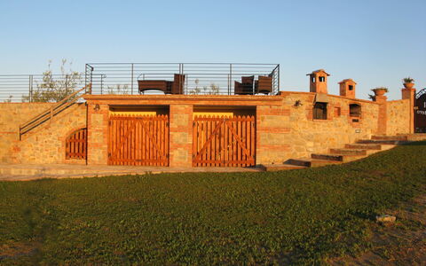 Villa Barbara: Muur, Gras, Land Lot, Gebouw, Huis, Architectuur, Facade, Landschap