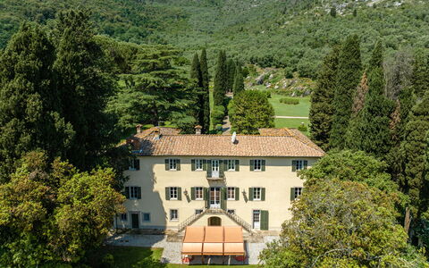 Villa de Ranieri: Eigendom, Gebouw, Natuur, Venster, Natuurlijk Landschap, Boom, Vegetation, Land Lot, Huis, Biome