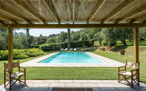 Villa de Ranieri: Fabriek, Eigendom, Water, Zwembad, Natuur, Azure, Schaduw, Rechthoek, Vrije Tijd, Buitenmeubels