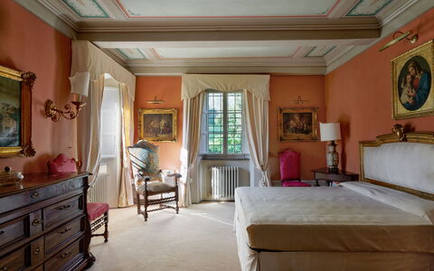 Villa de Ranieri: Meubilair, Bed, Muur, Interieur Ontwerp, Slaapkamer, Huis, Laken, Flooring, Bedding, Verdieping