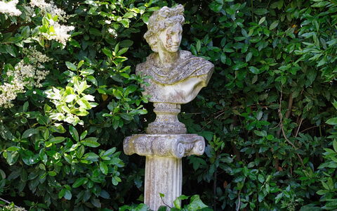 Villa de Ranieri: Beeldhouwwerk, Standbeeld, Steenhouwen, Plantkunde, Kunst, Blad, Tuin, Boom, Fabriek, Monument