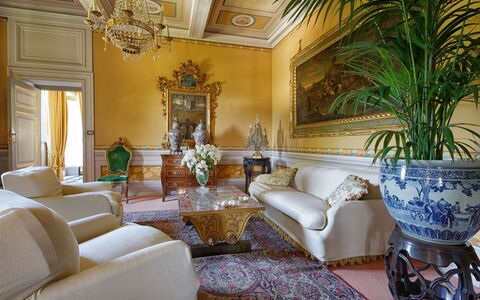 Villa de Ranieri: Woonkamer, Kamer, Interieur Ontwerp, Eigendom, Meubilair, Gebouw, Muur, Onroerend Goed, Plafond, Huis