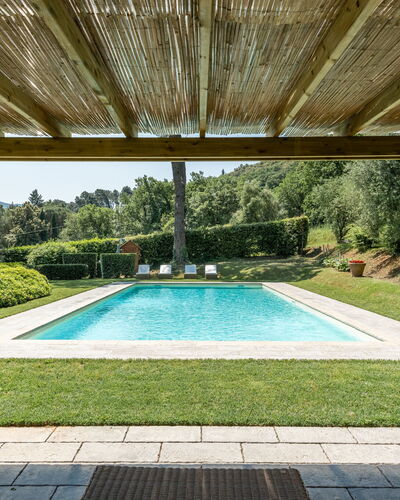 Villa de Ranieri: Fabriek, Eigendom, Water, Zwembad, Natuur, Azure, Schaduw, Rechthoek, Vrije Tijd, Buitenmeubels
