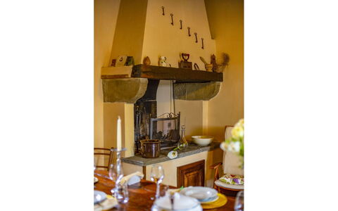Collina dei Fiori: Interieur Ontwerp, Meubilair, Verlichting, Kamer, Beits, Lichte Inrichting, Fotolijst, Countertop, Stoel, Lamp
