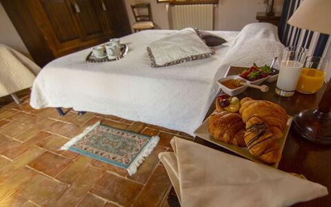 Collina dei Fiori: Meubilair, Interieur Ontwerp, Hout, Flooring, Kamer, Verdieping, Verlichting, Tafel, Voedsel, Linens