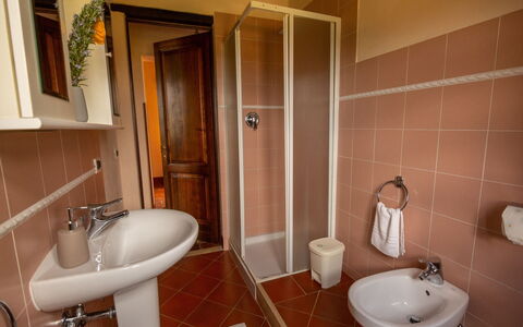 Collina dei Fiori: Badkamer, Eigendom, Kamer, Toilet, Muur, Loodgieterswerkinrichting, Tegel, Wc Bril, Wastafel In De Badkamer, Verdieping