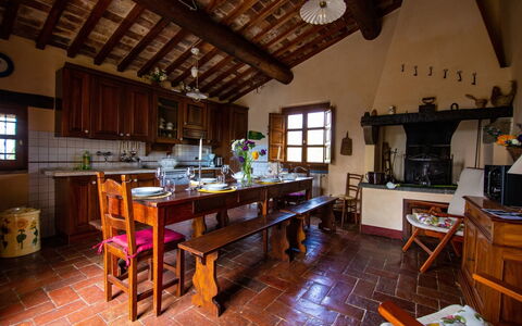 Collina dei Fiori: Eigendom, Kamer, Gebouw, Huis, Meubilair, Interieur Ontwerp, Onroerend Goed, Verdieping, Straal, Architectuur