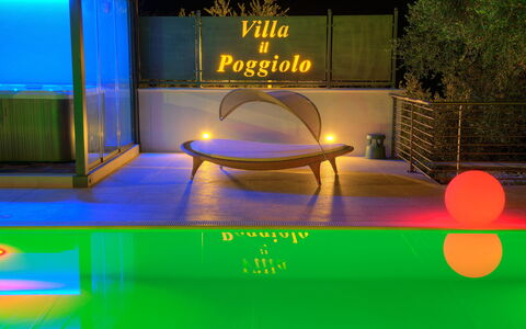 Villa Il Poggiolo Apartments - Diano Marina: Licht, Verlichting, Majorelle Blue, Nacht, Lucht, Vrije Tijd, Tafel, Meubilair