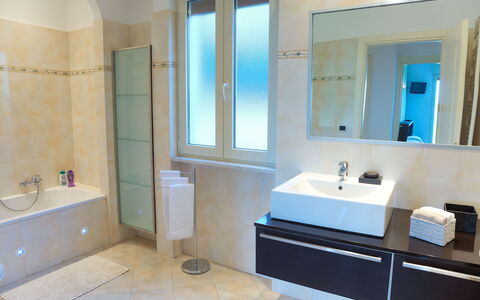 Villa Il Poggiolo Apartments - Diano Marina: Badkamer, Eigendom, Kamer, Tegel, Verdieping, Interieur Ontwerp, Badkamerkast, Gebouw, Kraan, Muur