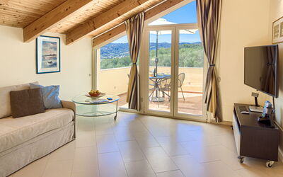 Vip Panorama 2 Apartment: Meubilair, Eigendom, Bankstel, Azure, Hout, Interieur Ontwerp, Comfort, Woonkamer, Gebouw, Venster