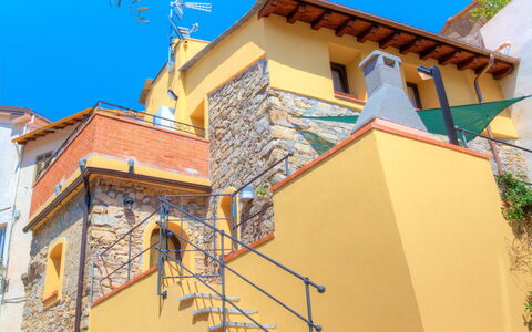 House of Stone - Deglio Faraldi: Blauw, Eigendom, Huis, Architectuur, Gebouw, Buurt, Geel, Muur, Onroerend Goed, Woongebied