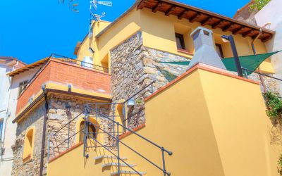 House of Stone - Deglio Faraldi: Blauw, Eigendom, Huis, Architectuur, Gebouw, Buurt, Geel, Muur, Onroerend Goed, Woongebied