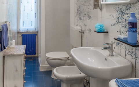 Casa Mary - Levanto: Loodgieterswerkinrichting, Badkamer, Flooring, Wastafel In De Badkamer, Interieur Ontwerp, Wastafel, Verdieping, Wc Bril, Kraan, Toilet