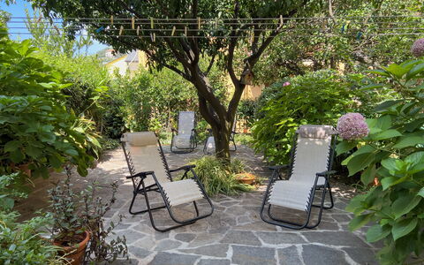 Casa Mary - Levanto: Meubilair, Buitenmeubels, Tuin, Struik, Stoel, Groundcover, Schaduw, Backyard, Flagstone