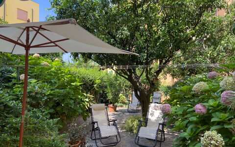 Casa Mary - Levanto: Groen, Meubilair, Paraplu, Buitenmeubels, Struik, Stoel, Bloempot, Tuin, Schaduw