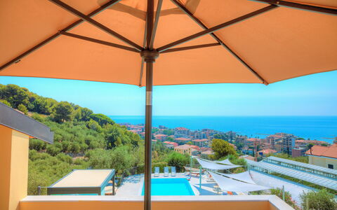 Villa Il Poggiolo - Diano Marina: Eigendom, Schaduw, Paraplu, Huis, Lucht, Gebouw, Onroerend Goed, Dak, Daylighting, Plafond
