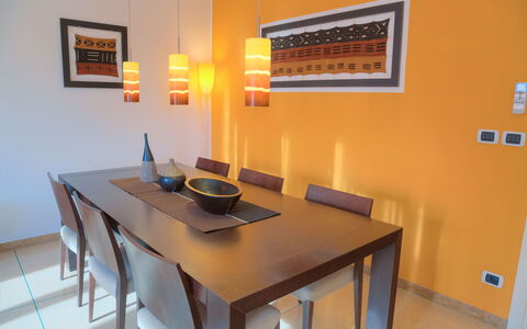 Villa Il Poggiolo - Diano Marina: Kamer, Eigendom, Meubilair, Eetkamer, Tafel, Interieur Ontwerp, Gebouw, Huis, Geel, Onroerend Goed