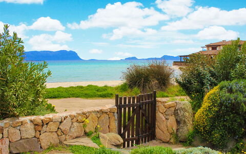 Golfo Aranci Ortensia Apartments: Eigendom, Natuurlijk Landschap, Lucht, Blauw, Huis, Onroerend Goed, Wolk, Azure, Zee, Boom