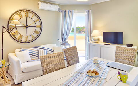 Golfo Aranci Ortensia Apartments: Kamer, Woonkamer, Meubilair, Eigendom, Interieur Ontwerp, Geel, Tafel, Huis, Muur, Gebouw