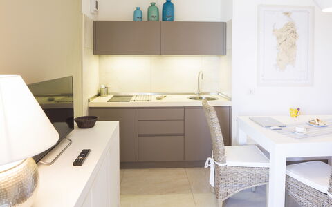 Golfo Aranci Ortensia Apartments: Kamer, Eigendom, Meubilair, Interieur Ontwerp, Badkamer, Verdieping, Tegel, Wastafel, Gebouw, Huis
