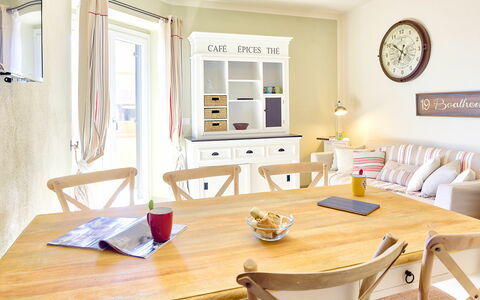 Golfo Aranci Ortensia Apartments: Kamer, Meubilair, Eigendom, Interieur Ontwerp, Woonkamer, Tafel, Koffietafel, Geel, Eetkamer, Gebouw
