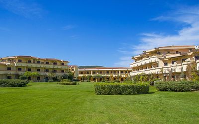 Golfo Aranci Ortensia Apartments: Eigendom, Lucht, Gebouw, Gras, Landgoed, Architectuur,  Dorf\, Menselijke Nederzetting, Onroerend Goed, Woongebied