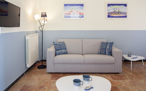 Giulia Apartment - Levanto: Meubilair, Eigendom, Tafel, Tableware, Product, Azure, Bankstel, Fotolijst, Verlichting, Hout