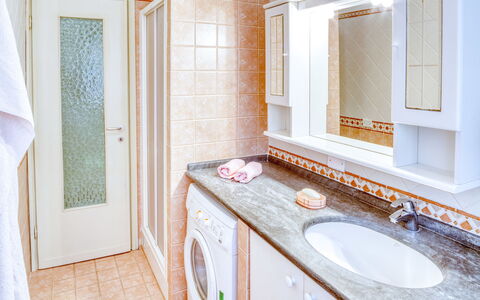 Giulia Apartment - Levanto: Badkamer, Eigendom, Kamer, Interieur Ontwerp, Onroerend Goed, Huis, Verdieping, Gebouw, Tegel, Huis